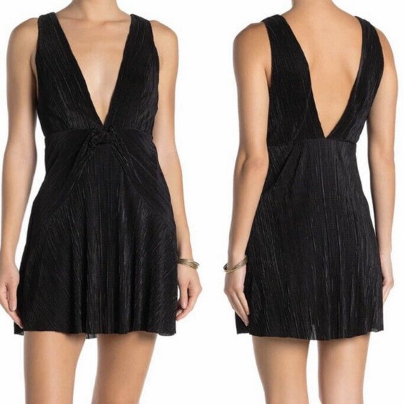 Free People Dresses & Skirts - Free People REVOLVE Twist And Shout Plunging dress